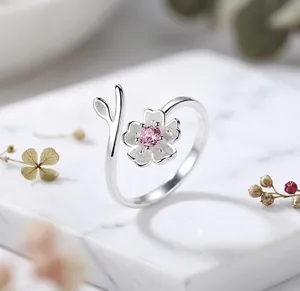 Detailopname van een elegante 925 sterling zilveren kersenbloesem ring met roze steen