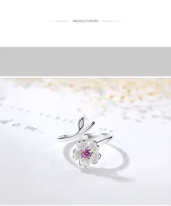Primo piano dettagliato di un anello a fiore di ciliegio in argento 925 con pietra rosa