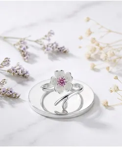 Gedetailleerde close-up van een 925 sterling zilveren kersenbloesem ring met roze steen