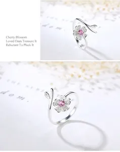 Vista dettagliata di un anello a fiore di ciliegio in argento 925 con gemma rosa.