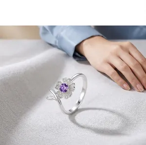 Detail van S925 sterling zilveren kersenbloesem ring met een paarse edelsteen in het midden