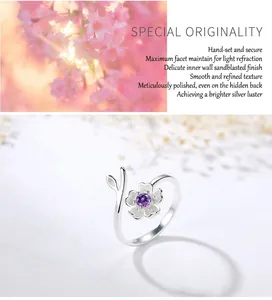 Dettaglio artigianale di anello a fiore di ciliegio in argento 925 con pietra viola