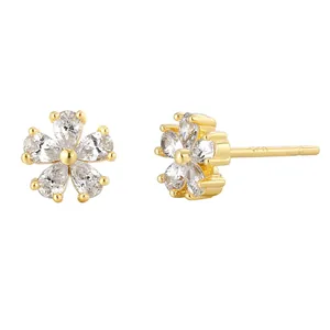 Elegantes pendientes de flor de cerezo dorados con piedras de circonita cúbica fina.