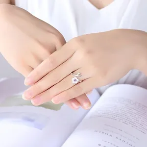 Anello aperto a fiore di ciliegio in argento 925 per donna indossato all'indice