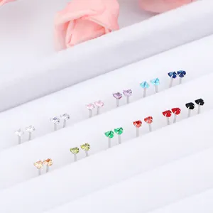 Détail de boucles d'oreilles puces en argent sterling en forme de cœur de 3 mm multicolores