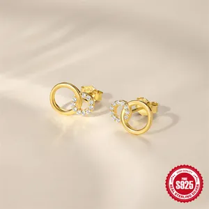 Dettaglio di eleganti orecchini in argento S925 con cerchi intrecciati e cristalli lucenti