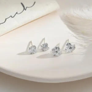 Gros plan sur les boucles d'oreilles minimalistes en argent S925 en forme de cœur 3mm