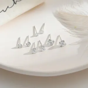 Gros plan de plusieurs mini boucles d'oreilles cœur en argent sterling S925 3mm