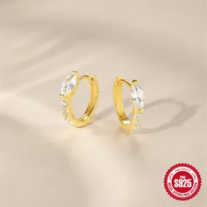 Primo piano di orecchini a cerchio in argento S925 dorato con zirconi taglio marquise