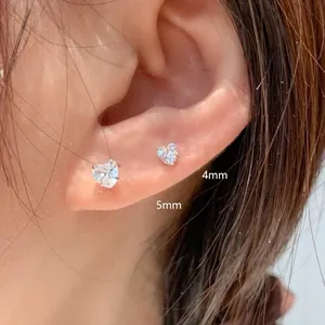 Vue de près de boucles d'oreilles en argent 925 en forme de cœur, tailles 4 mm et 5 mm.