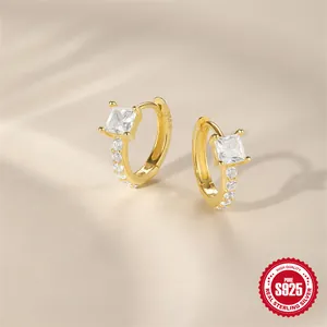 Vista dettagliata di eleganti orecchini a cerchio in argento S925 dorato con CZ quadrati