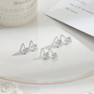 Gros plan de boucles d'oreilles minimalistes en argent S925 en forme de cœur 3mm