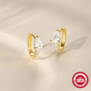 Vista dettagliata di orecchini a cerchio in oro S925 con eleganti zirconi a pera
