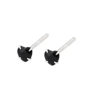 Détail de mini boucles d'oreilles clous cœur noir 3mm en argent sterling S925, minimaliste