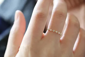 Primo piano di anello minimalista in argento S925 placcato oro 14K con piccoli zirconi.