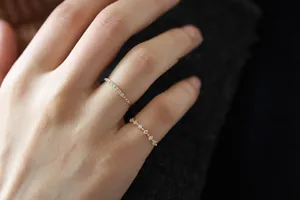 Primo piano di anelli minimalisti in argento S925 placcato oro 14K con zirconi