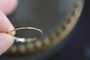 Vista dettagliata di un sottile anello in argento s925 placcato oro 14K con zirconi