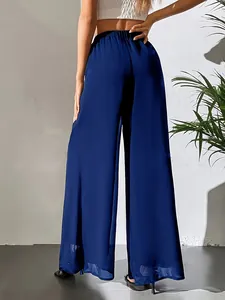 Vue arrière détaillée d'un pantalon large en mousseline bleu marine au tissu fluide
