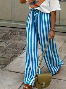 Lässige blau-weiß gestreifte Weitbeinhose für einen stylischen Streetstyle-Look.
