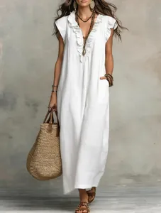 Elegantes weißes Boho-Maxikleid mit zarten Rüschenärmeln und fließendem, bodenlangem Saumdesign