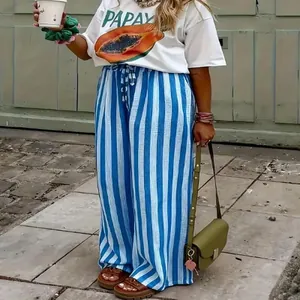 Detailansicht der schicken blau-weiß vertikal gestreiften Damen-Hose mit weitem Beinschnitt