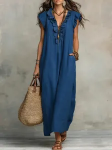 Detailansicht eines blauen Boho-Maxikleides mit Rüschen-V-Ausschnitt und Flatterärmeln