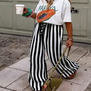 Lässige schwarz-weiß gestreifte Damenhose mit weitem Bein für einen stilvollen Sommerlook