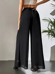 Vue arrière d'un pantalon large élégant en mousseline noire à taille haute élastique