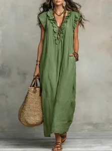 Böhmisches bodenlanges grünes Kleid mit Flügelärmeln und Rüschen am V-Ausschnitt.