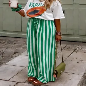 Streetstyle-Look der locker sitzenden grün-weiß vertikal gestreiften Damen-Weitbeinhose