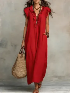 Detailansicht eines roten Bohemian-Maxikleides mit Rüschen-V-Ausschnitt und Flatterärmeln