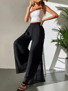 Pantalon large en mousseline noire élégante au design fluide pour l'été ensoleillé.