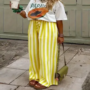 Streetstyle-Ansicht einer gelb-weiß gestreiften Hose mit weitem Bein und Kordelzug