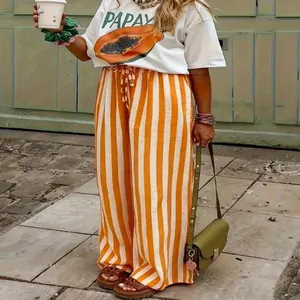 Nahaufnahme der orange-weiß vertikal gestreiften Damen-Freizeithose mit weitem Bein