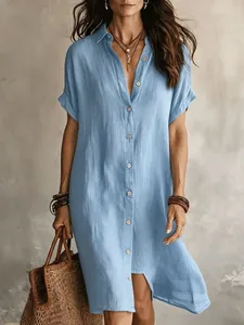 Schickes hellblaues Kurzarm-Hemdkleid mit Knopfleiste für einen lässigen Sommerlook