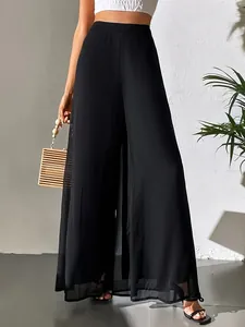 Élégant pantalon large en mousseline de soie noire fluide pour une coupe ample sur un modèle