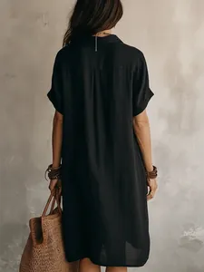 Rückansicht eines lässigen schwarzen kurzärmeligen Midi-Hemdkleides mit Texturdetails.