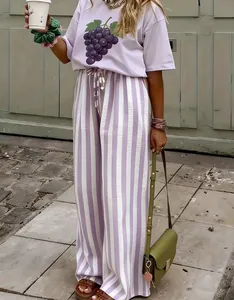 Lifestyle-Ansicht der lila-weiß vertikal gestreiften Damen-Hose mit weitem Bein