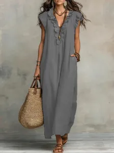 Böhmisches Maxikleid in Grau mit Rüschenärmeln und V-Ausschnitt für den Sommer.