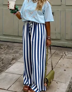 Außenaufnahme der blau-weiß gestreiften Hose mit weitem Bein für ein Sommer-Outfit