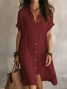 Details eines schicken weinroten Kurzarm-Hemdkleides mit Knöpfen im lässigen Boho-Stil