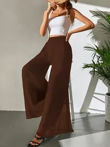 Pantalon large fluide en mousseline marron foncé pour un look décontracté d'été.