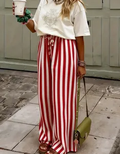Detailansicht der stilvollen rot-weiß gestreiften Hose mit weitem Bein für den Sommer.