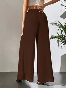 Vue arrière d'un élégant pantalon large en mousseline marron pour un look fluide