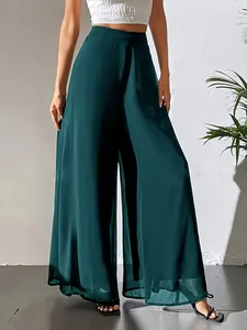 Vue détaillée d'un pantalon large en mousseline vert émeraude sur un mannequin de mode