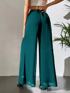 Vue arrière d'un élégant pantalon large en mousseline vert foncé pour une coupe fluide