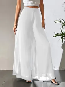 Détail du pantalon large en mousseline blanche pour un look d'été léger et aérien élégant