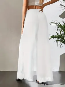 Vue arrière détaillée d'un pantalon large en mousseline blanche, coupe élégante