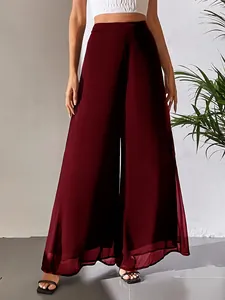 Pantalon élégant en mousseline bordeaux à jambes larges et ourlet superposé fluide.