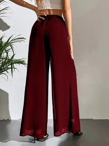 Détail du pantalon bordeaux en mousseline avec tissu fluide et taille haute élastique.